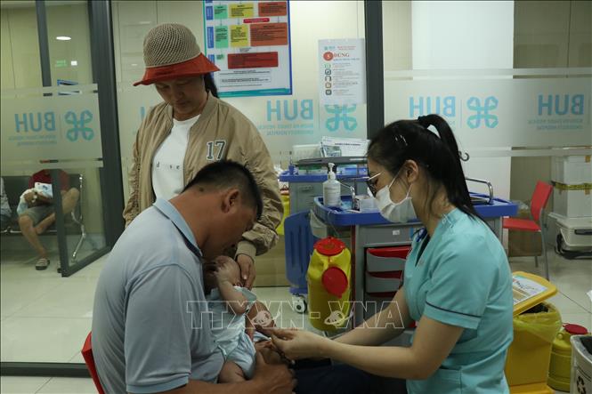 Trung mỗi ngày phòng tiêm chủng, Khoa Nhi, Bệnh viện Đại học Y Dược Buôn Ma Thuột (phường Tân An) có từ 40–50 trường hợp tiêm vaccine phòng viêm não mô cầu. Ảnh: Nguyên Dung – TTXVN