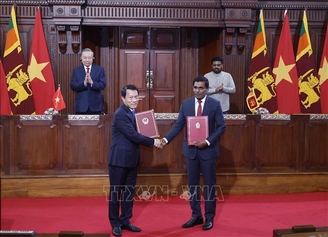 Tổng Bí thư, Chủ tịch nước Tô Lâm và Tổng thống Anura Kumara Dissanayake chứng kiến lễ trao các văn kiện hợp tác giữa 2 nước. Ảnh: Thống Nhất – TTXVN 