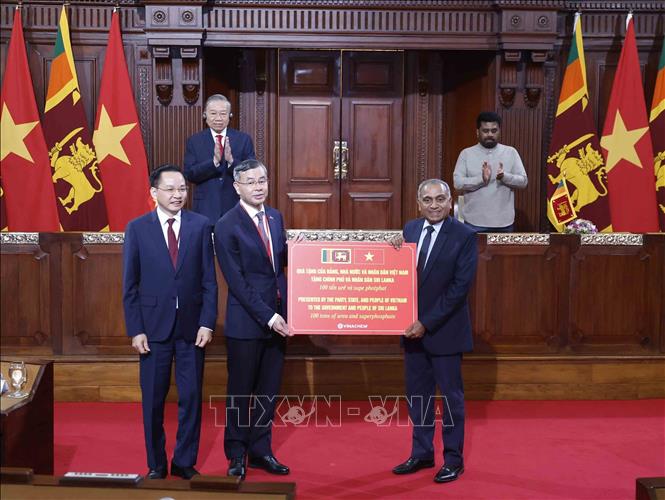 Trao quà tặng của Đảng, Nhà nước và nhân dân Việt Nam tặng Chính phủ và nhân dân Sri Lanka. Ảnh: Thống Nhất – TTXVN