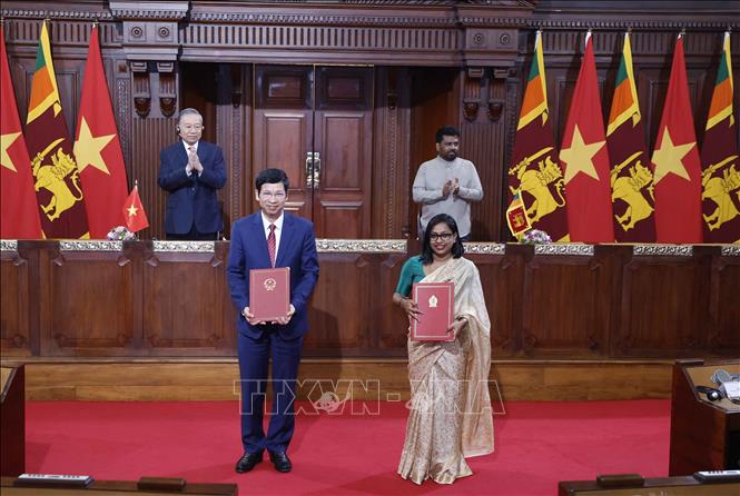 Tổng Bí thư, Chủ tịch nước Tô Lâm và Tổng thống Anura Kumara Dissanayake chứng kiến lễ trao các văn kiện hợp tác giữa 2 nước. Ảnh: Thống Nhất – TTXVN 