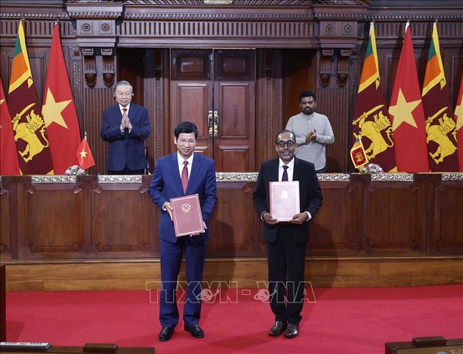 Tổng Bí thư, Chủ tịch nước Tô Lâm và Tổng thống Anura Kumara Dissanayake chứng kiến lễ trao các văn kiện hợp tác giữa 2 nước. Ảnh: Thống Nhất – TTXVN 