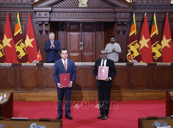Tổng Bí thư, Chủ tịch nước Tô Lâm và Tổng thống Anura Kumara Dissanayake chứng kiến lễ trao các văn kiện hợp tác giữa 2 nước. Ảnh: Thống Nhất – TTXVN 