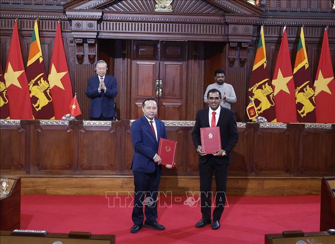 Tổng Bí thư, Chủ tịch nước Tô Lâm và Tổng thống Anura Kumara Dissanayake chứng kiến lễ trao các văn kiện hợp tác giữa 2 nước. Ảnh: Thống Nhất – TTXVN 