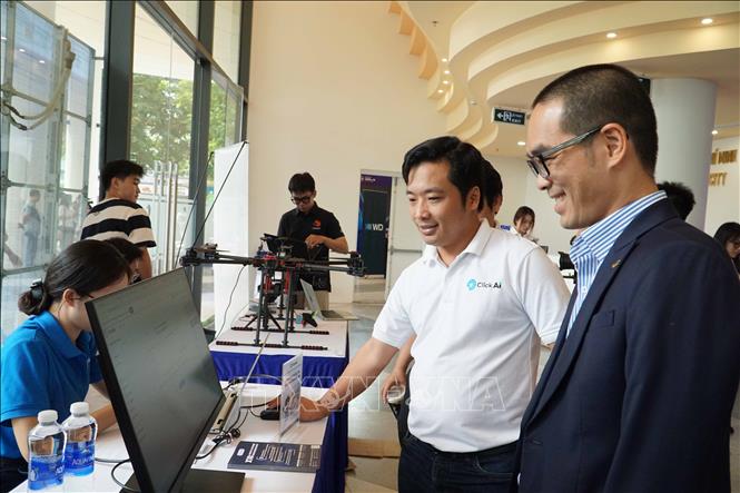 Khách tham quan các gian hàng công nghệ trong khuôn khổ Diễn đàn. Ảnh: Thu Hoài - TTXVN