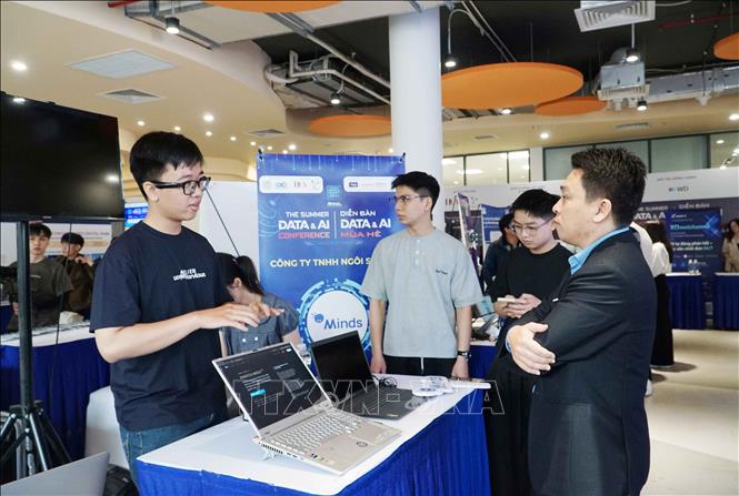 Khách tham quan các gian hàng công nghệ trong khuôn khổ Diễn đàn. Ảnh: Thu Hoài - TTXVN