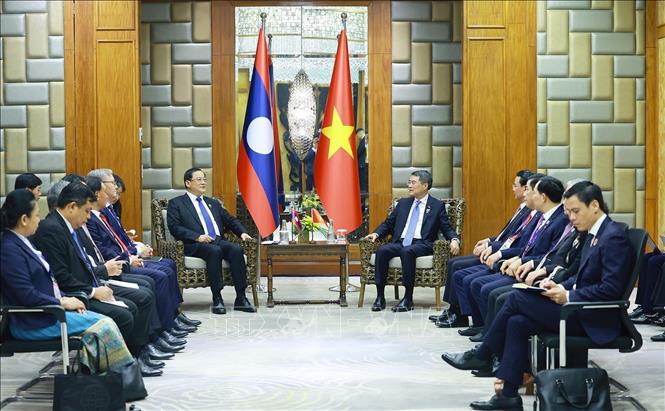 Thủ tướng Lê Minh Hưng gặp Thủ tướng Lào Sonexay Siphandone. Ảnh: Dương Giang – TTXVN 