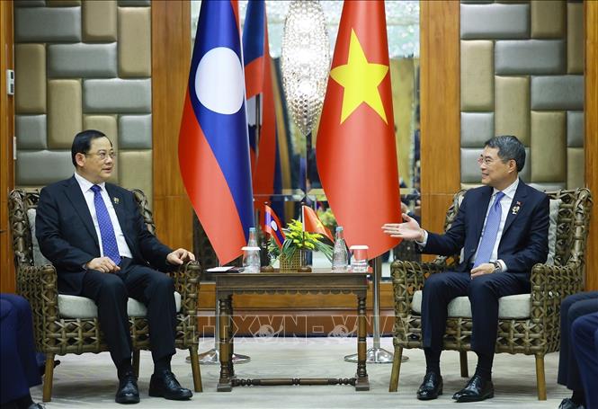 Thủ tướng Lê Minh Hưng gặp Thủ tướng Lào Sonexay Siphandone. Ảnh: Dương Giang – TTXVN 