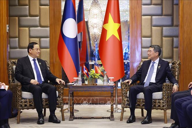Thủ tướng Lê Minh Hưng gặp Thủ tướng Lào Sonexay Siphandone. Ảnh: Dương Giang – TTXVN 