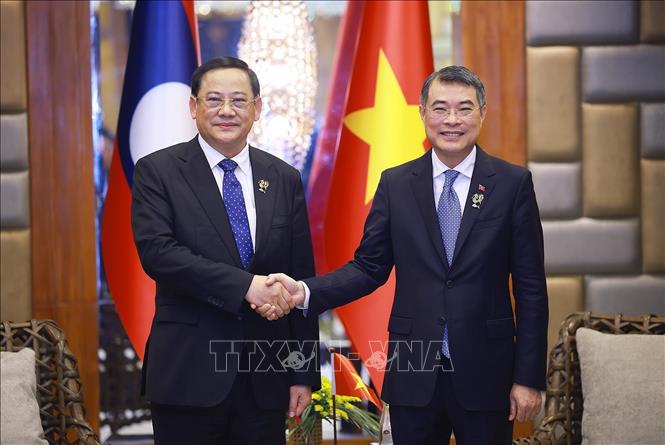 Thủ tướng Lê Minh Hưng gặp Thủ tướng Lào Sonexay Siphandone. Ảnh: Dương Giang – TTXVN 