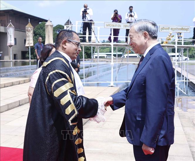 Chủ tịch Quốc hội Sri Lanka Jagath Wickramaratne đón Tổng Bí thư, Chủ tịch nước Tô Lâm. Ảnh: Thống Nhất – TTXVN 