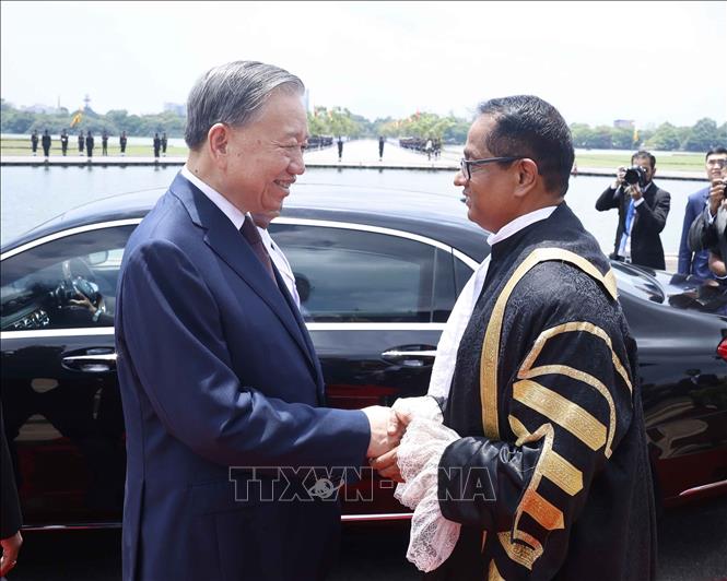 Chủ tịch Quốc hội Sri Lanka Jagath Wickramaratne tiễn Tổng Bí thư, Chủ tịch nước Tô Lâm. Ảnh: Thống Nhất – TTXVN 