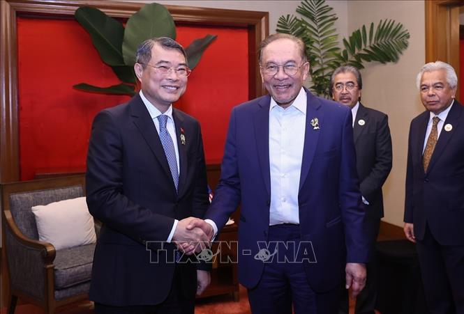 Thủ tướng Lê Minh Hưng gặp Thủ tướng Malaysia Anwar Ibrahim. Ảnh: Dương Giang – TTXVN 