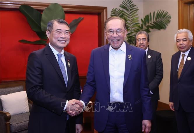Thủ tướng Lê Minh Hưng gặp Thủ tướng Malaysia Anwar Ibrahim. Ảnh: Dương Giang – TTXVN 