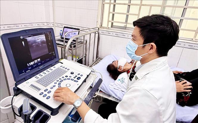 Kết quả khám bệnh được liên thông, chuyển thẳng đến bác sĩ chẩn đoán, thay vì người bệnh phải ngồi chờ lấy sổ. Ảnh: Ánh Tuyết - TTXVN
