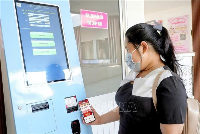 Bệnh nhân làm thủ tục khám bệnh bằng phần mềm VNID trực tuyến. Ảnh: Ánh Tuyết - TTXVN