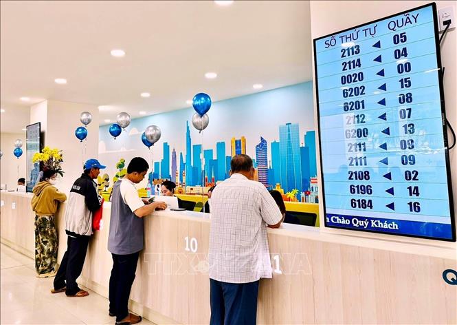 Người dân đi khám bệnh không cần mang hồ sơ giấy. Ảnh: Ánh Tuyết - TTXVN