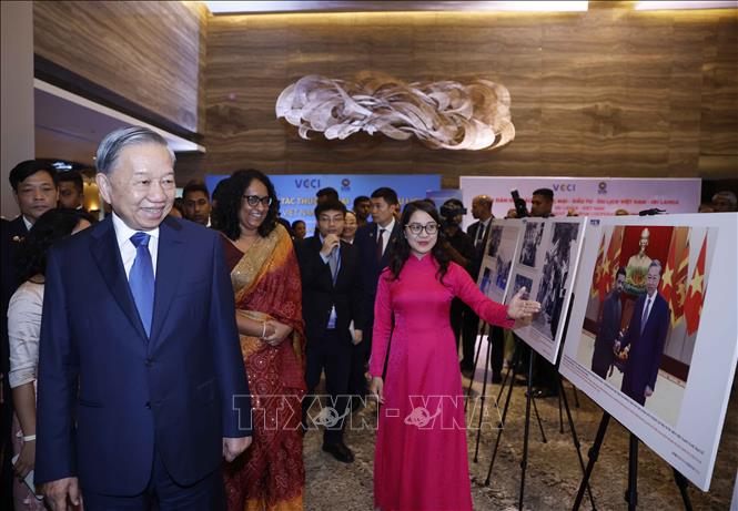 Tổng Bí thư, Chủ tịch nước Tô Lâm, Thủ tướng Sri Lanka Harini Amarasuriya xem trưng  bày ảnh về quan hệ Việt Nam - Sri Lanka, do Thông tấn xã Việt Nam thực hiện. Ảnh: Thống Nhất – TTXVN