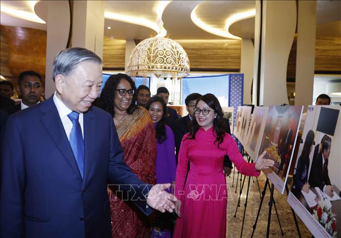Tổng Bí thư, Chủ tịch nước Tô Lâm ,Thủ tướng Sri Lanka Harini Amarasuriya xem trưng bày ảnh về quan hệ Việt Nam - Sri Lanka, do Thông tấn xã Việt Nam thực hiện. Ảnh: Thống Nhất – TTXVN