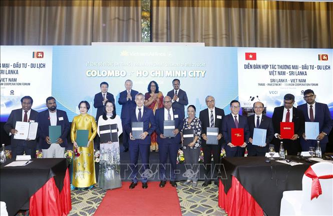 Tổng Bí thư, Chủ tịch nước Tô Lâm, Thủ tướng Sri Lanka Harini Amarasuriya chứng kiến lễ trao các văn kiện hợp tác giữa 2 nước. Ảnh: Thống Nhất – TTXVN 