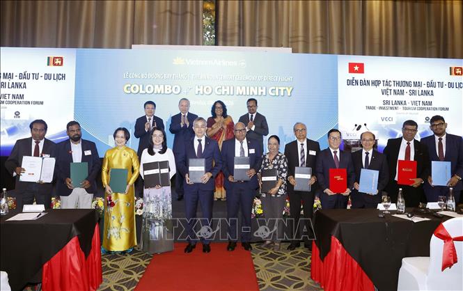 Tổng Bí thư, Chủ tịch nước Tô Lâm, Thủ tướng Sri Lanka Harini Amarasuriya chứng kiến lễ trao các văn kiện hợp tác giữa 2 nước. Ảnh: Thống Nhất – TTXVN 