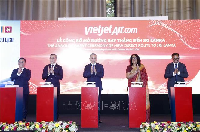 Tổng Bí thư, Chủ tịch nước Tô Lâm, Thủ tướng Sri Lanka Harini Amarasuriya và các đại biểu thực hiện nghi lễ khởi động mở đường bay Colombo - TP Hồ Chí Minh của Hãng hàng không Vietjet. Ảnh: Thống Nhất – TTXVN 