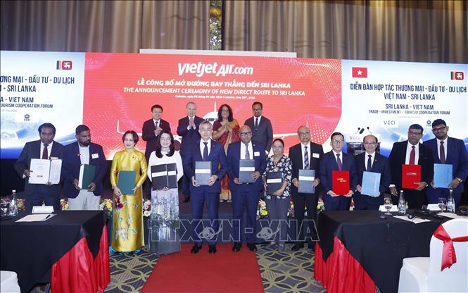 Tổng Bí thư, Chủ tịch nước Tô Lâm, Thủ tướng Sri Lanka Harini Amarasuriya chứng kiến lễ trao các văn kiện hợp tác giữa 2 nước. Ảnh: Thống Nhất – TTXVN 