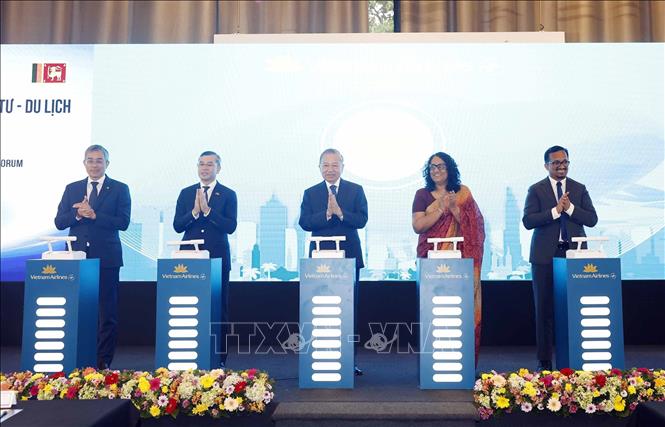 Tổng Bí thư, Chủ tịch nước Tô Lâm, Thủ tướng Sri Lanka Harini Amarasuriya và các đại biểu thực hiển nghi lễ khởi động mở đường bay Colombo - TP Hồ Chí Minh của Vietnamairline. Ảnh: Thống Nhất – TTXVN 
