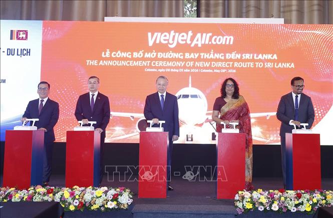 Tổng Bí thư, Chủ tịch nước Tô Lâm, Thủ tướng Sri Lanka Harini Amarasuriya và các đại biểu thực hiện nghi lễ khởi động mở đường bay Colombo - TP Hồ Chí Minh của Vietjet. Ảnh: Thống Nhất – TTXVN 