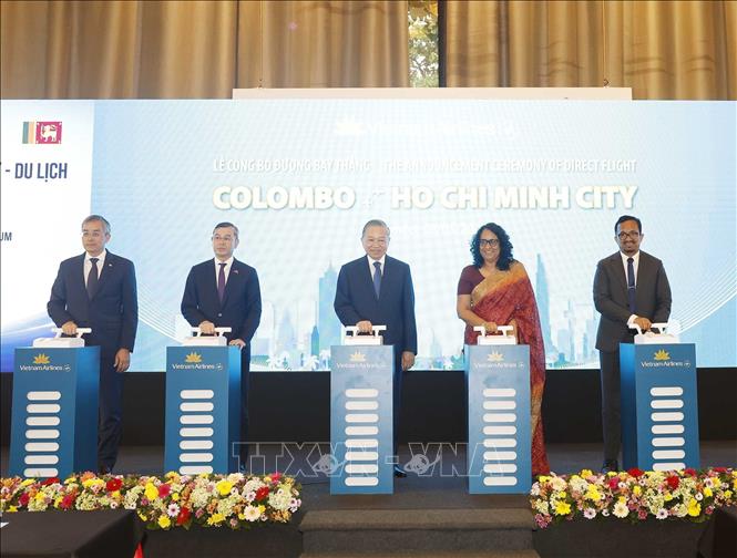 Tổng Bí thư, Chủ tịch nước Tô Lâm ,Thủ tướng Sri Lanka  Harini Amarasuriya và các đại biểu thực hiển nghi lễ khởi động mở đường bay Colombo - TP Hồ Chí Minh của Vietnamairline. Ảnh: Thống Nhất – TTXVN 