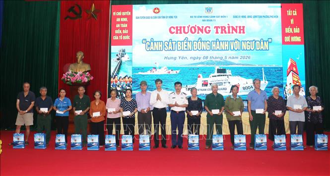 Ban tổ chức trao quà cho 30 gia đình chính sách, gia đình thương, bệnh binh, nhân dân có hoàn cảnh khó khăn của phường Phố Hiến. Ảnh: Nguyễn Công Hải - TTXVN
