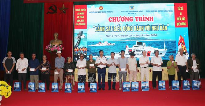 Ban tổ chức đã trao quà cho 30 gia đình chính sách, gia đình thương, bệnh binh, nhân dân có hoàn cảnh khó khăn của phường Phố Hiến. Ảnh: Nguyễn Công Hải - TTXVN
