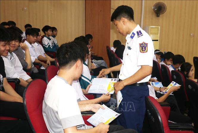 Lực lượng Hải đoàn 11 (Bộ Tư lệnh vùng Cảnh sát biển 1) tuyên truyền về biển, đảo Việt Nam tại chương trình. Ảnh: Nguyễn Công Hải - TTXVN
