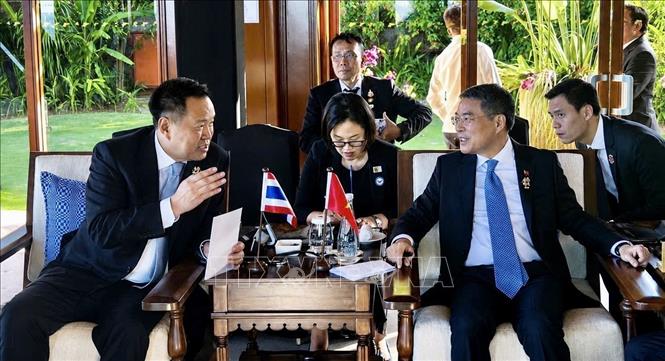 Thủ tướng Lê Minh Hưng gặp Thủ tướng Thái Lan Anutin Charnvirakul. Ảnh: Dương Giang – TTXVN