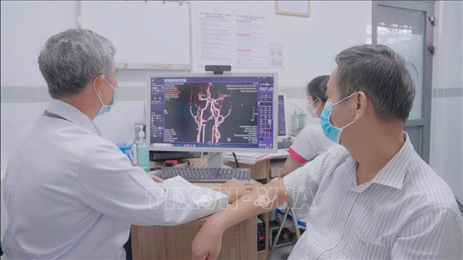 Bác sĩ xem lại lịch sử điều trị cho bệnh nhân trên hệ thống lưu trữ. Ảnh: Ánh Tuyết - TTXVN