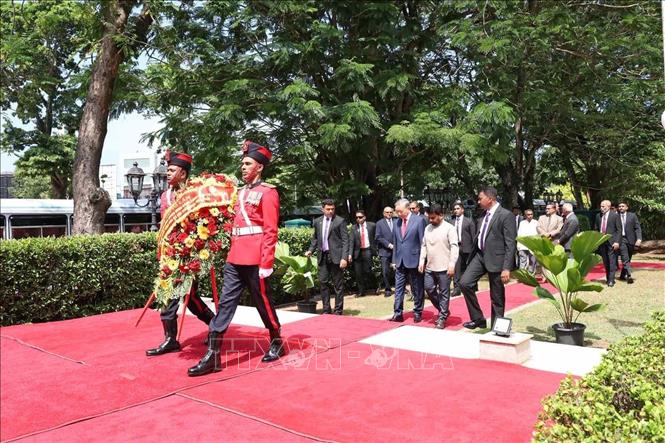 Tổng Bí thư, Chủ tịch nước Tô Lâm cùng Tổng thống Sri Lanka Anura Kumara Dissanayake dâng hoa trước tượng Chủ tịch Hồ Chí Minh ở khuôn viên Thư viện Cộng đồng Colombo. Ảnh: Ngọc Thúy - PV TTXVN tại Nam Á. 