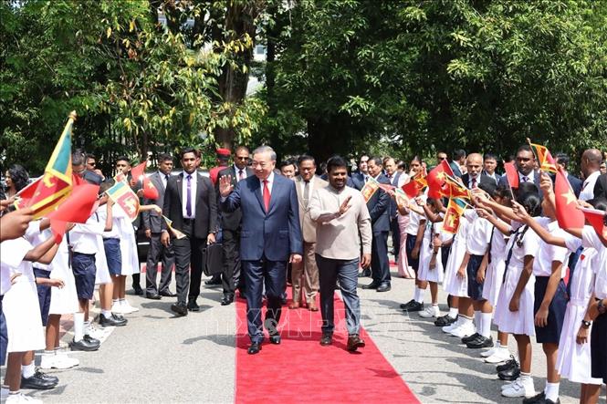 Tổng Bí thư, Chủ tịch nước Tô Lâm cùng Tổng thống Sri Lanka Anura Kumara Dissanayake đến dâng hoa trước tượng Chủ tịch Hồ Chí Minh ở khuôn viên Thư viện Cộng đồng Colombo. Ảnh: Ngọc Thúy - PV TTXVN tại Nam Á. 