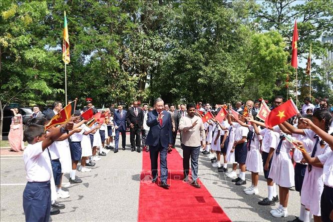 Tổng Bí thư, Chủ tịch nước Tô Lâm cùng Tổng thống Sri Lanka Anura Kumara Dissanayake đến dâng hoa trước tượng Chủ tịch Hồ Chí Minh ở khuôn viên Thư viện Cộng đồng Colombo. Ảnh: Ngọc Thúy - PV TTXVN tại Nam Á. 