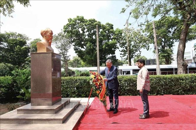 Tổng Bí thư, Chủ tịch nước Tô Lâm cùng Tổng thống Sri Lanka Anura Kumara Dissanayake dâng hoa trước tượng Chủ tịch Hồ Chí Minh ở khuôn viên Thư viện Cộng đồng Colombo. Ảnh: Ngọc Thúy - PV TTXVN tại Nam Á. 