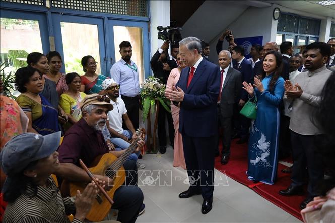 Tổng Bí thư, Chủ tịch nước Tô Lâm cùng Tổng thống Sri Lanka Anura Kumara Dissanayake thăm Thư viện Cộng đồng Colombo. Ảnh: Phóng viên Quang Trung tại Nam Á. 