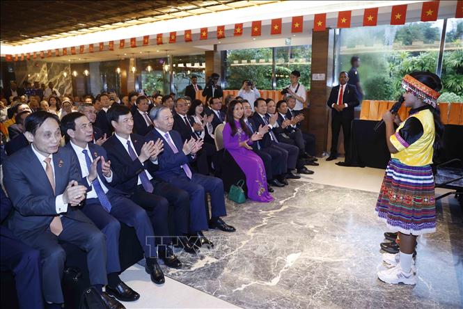 Tổng Bí thư, Chủ tịch nước Tô Lâm và các đại biểu thưởng thức chương trình văn nghệ do học sinh Sri Lanka đang học tiếng Việt biểu diễn. Ảnh: Thống Nhất – TTXVN 