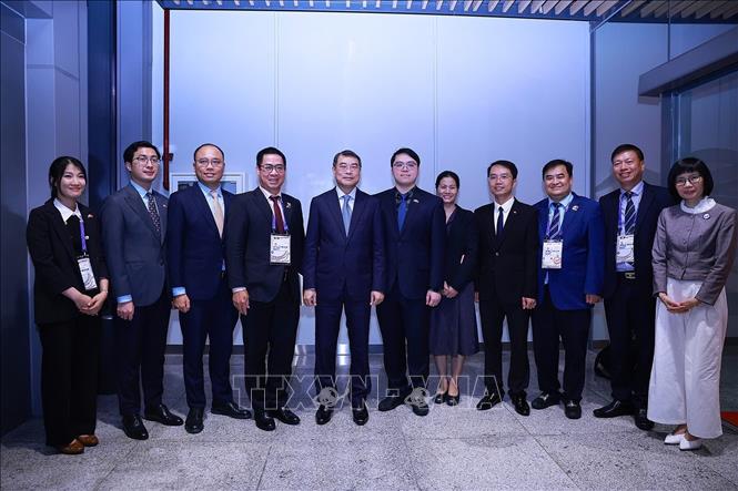 Thủ tướng Chính phủ Lê Minh Hưng với cán bộ, nhân viên Đại sứ quán Việt Nam tại Philippines. Ảnh: Dương Giang – TTXVN