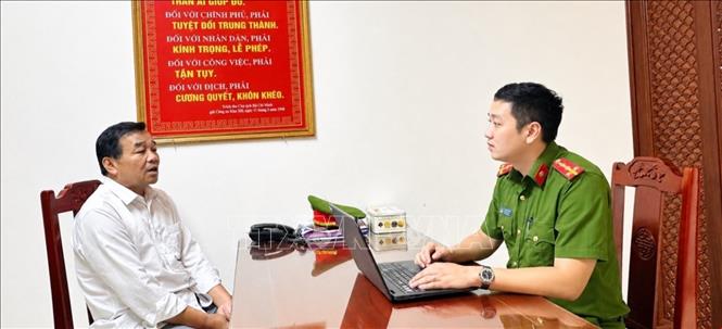 Đối tượng Phạm Văn Nhị, nguyên Chủ tịch UBND xã Lâm Phú (huyện Lang Chánh cũ) làm việc với công an. Ảnh: TTXVN phát