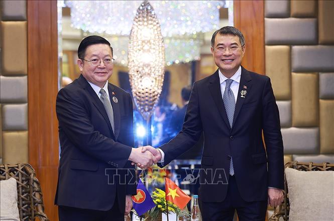 Prime Minister Le Minh Hung met with ASEAN Secretary-General Kao Kim Hourn. VNA Photo: Dương Giang