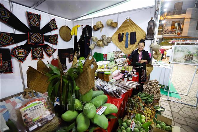 Một gian trưng bày các sản phẩm của xã Chiềng Hặc tỉnh Sơn La tại triển lãm. Ảnh: Trọng Đạt-TTXVN