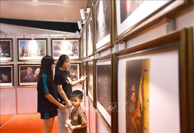 khách tham quan triển lãm ảnh đất và người tỉnh Lai Châu. Ảnh: Trọng Đạt-TTXVN