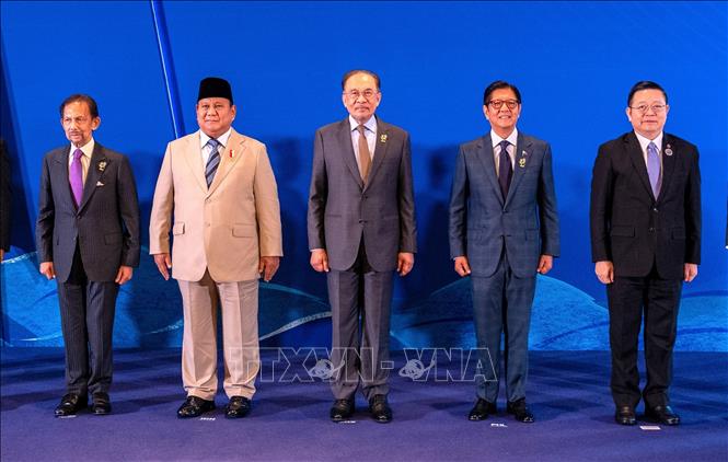  Quốc vương Brunei Hassanal Bolkiah, Tổng thống Indonesia Prabowo Subianto, Thủ tướng Malaysia Anwar Ibrahim, Tổng thống Philippines Ferdinand Marcos Jr. và Tổng thư ký ASEAN Kao Kim Hourn tại Hội nghị cấp cao đặc biệt BIMP EAGA ngày 7/5/2026. Ảnh: TTXVN phát.
