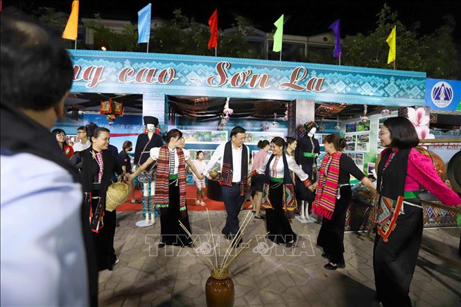 Đại biểu cùng người dân tham gia nhảy điệu xoè Thái tại lễ khai mạc. Ảnh: Trọng Đạt-TTXVN