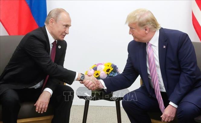 Tổng thống Mỹ Donald Trump (phải) trong cuộc gặp Tổng thống Nga Vladimir Putin tại Osaka, Nhật Bản bên lề hội nghị G20. Ảnh: THX/TTXVN