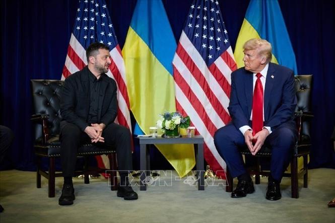 Tổng thống Mỹ Donald Trump (phải) trong cuộc gặp Tổng thống Ukraine Volodymyr Zelensky tại New York. Ảnh: Anadolu Agency/TTXVN