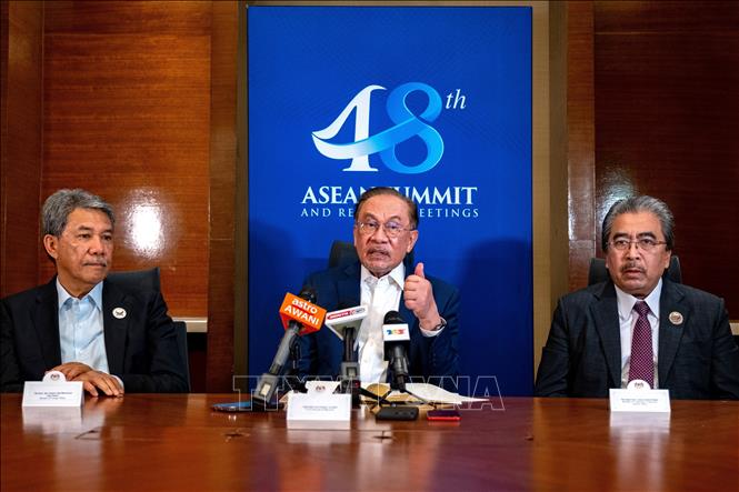 Thủ tướng Anwar Ibrahim (giữa) tại cuộc họp báo. Ảnh: Văn phòng Thủ tướng Malaysia/TTXVN phát.
